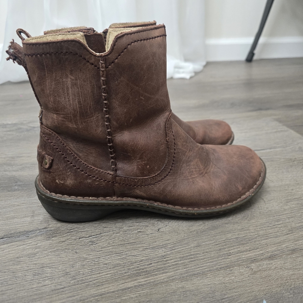 UGG Neevah Brown Leather Side Zip Womens Size 9 Outdoor Preppy Barn